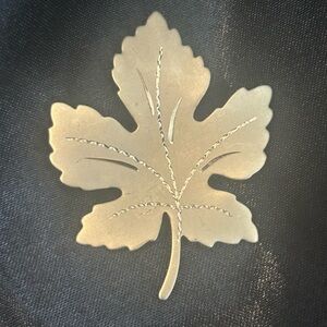 Vintage Gold Tone Maple Leaf brooch/pin